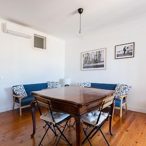 White & Blue Vintage Home In Graca